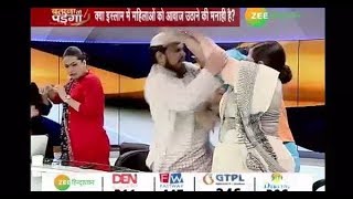 Maulana Slaps Women on LIVE show  मौलाना ने तीन तलाक की मुख्य याचिकाकर्ता महिला से की मारपीट [upl. by Nnairol]